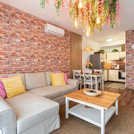 Garage-200m To Subway-prestige 08-1 * Budapest