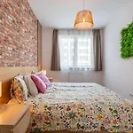 Apartment Garage-200m To Subway-prestige 08-1 Budapest
